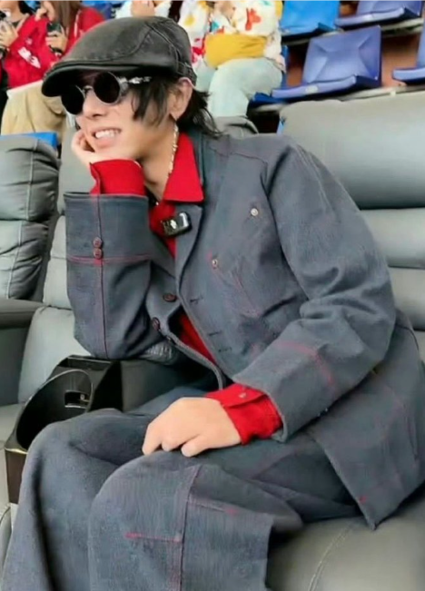 被华晨宇直播跪地萌到肝颤！游戏失败后毫不犹豫跪下捂脸，整套动作自然又俏皮，这哪是