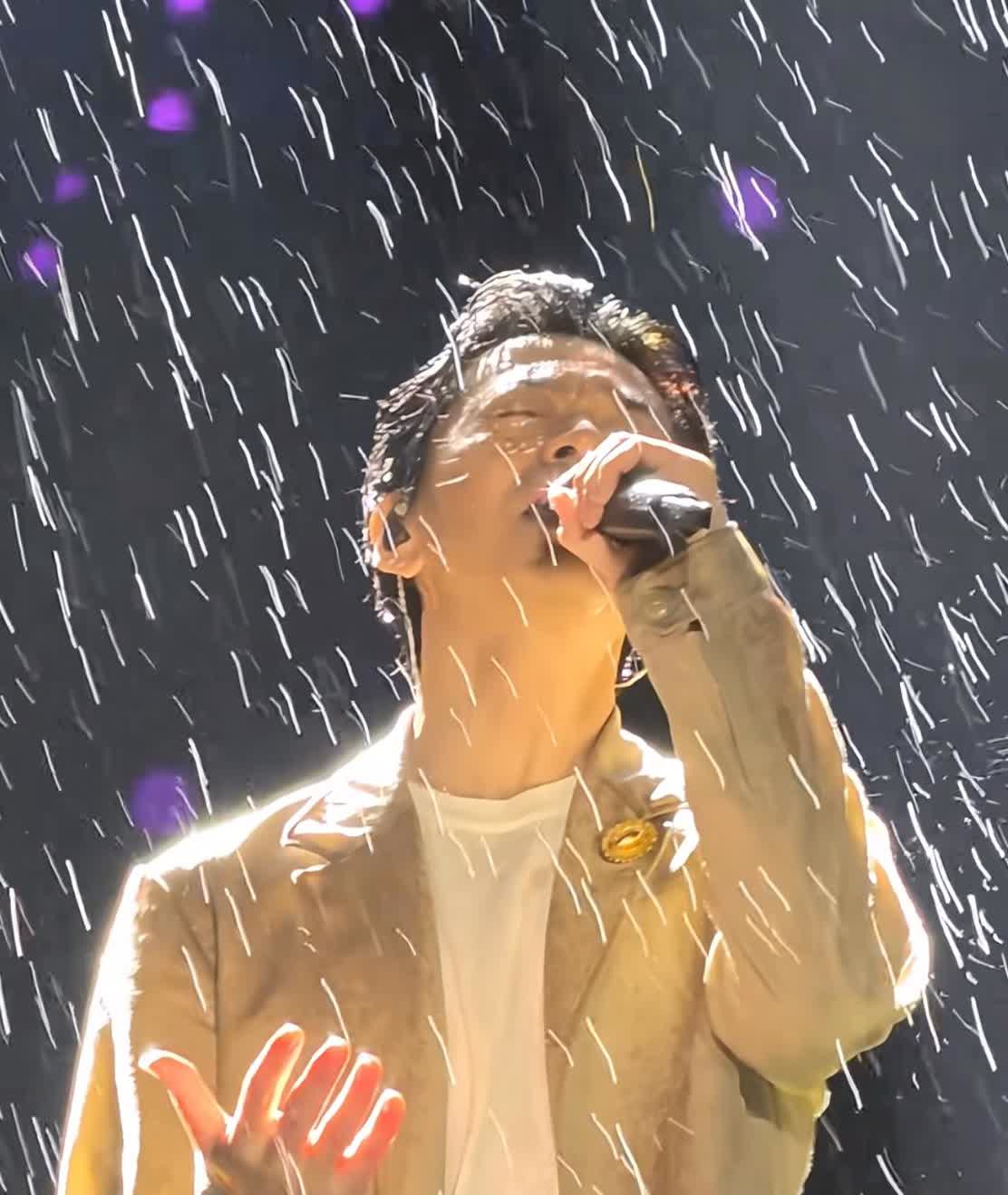 不查不知道，一查吓一跳。
原来昨天在雨里开演唱会的歌手有这么多。

李健在