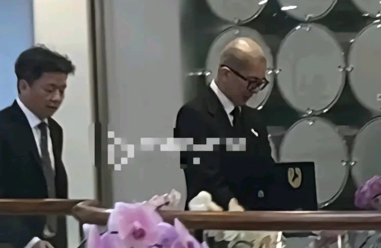 大S今日下葬骨灰安置塔位











大S真的走了？葬礼那天，雨下得像