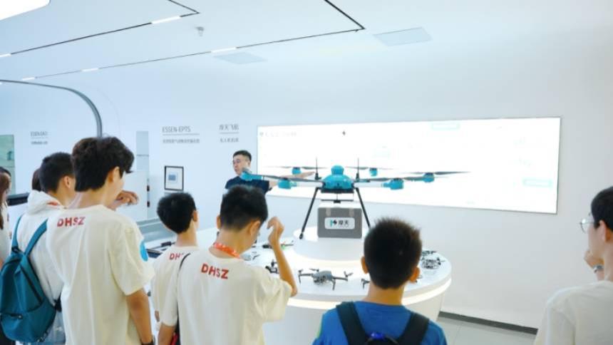 FPV竞速、亲手组装… 直击苏州三六六研学现场，堪比科幻大片！