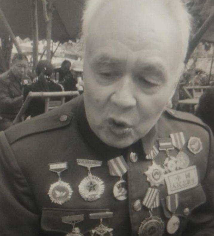 1952年10月，美军猛攻上甘岭，黑压压的一片压了上来。这时，16岁战士唐章洪突