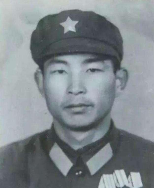 1980年，十几名越军包围了小战士许明习，越军见他孤身一人，便想抓活的回去领赏。