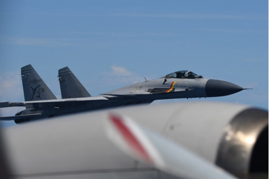 歼-15近距离驱逐日本P-3C，狗斗算是客气了，没请你吃箔条就已经很不错了

当
