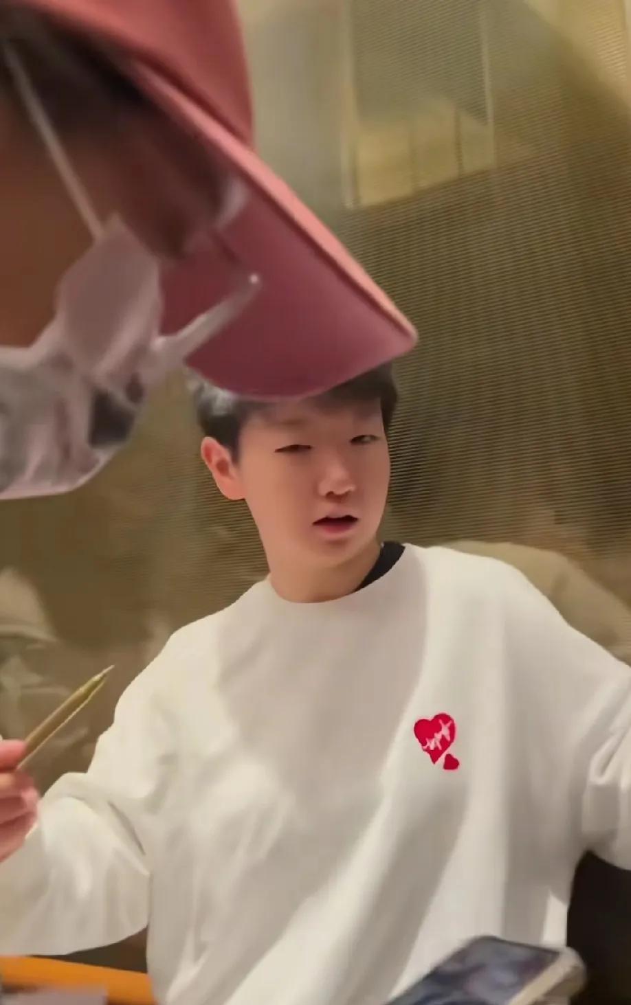 万万没想到，这才是现实中的孙颖莎。我朋友在现实中见着孙颖莎本人后，说从此再也不羡