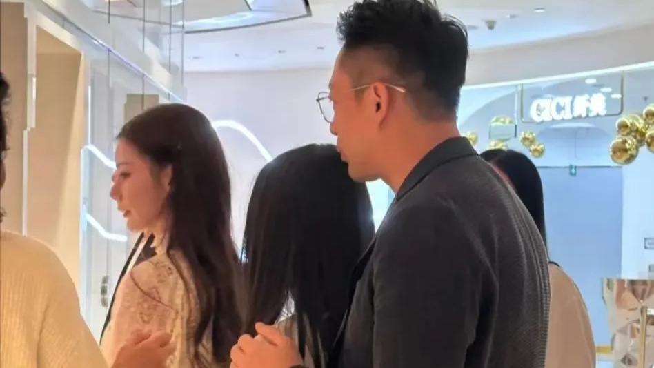 大S儿女回北京！小玥儿长发及腰，神似妈妈，疑似来参加汪小菲马筱梅的婚礼