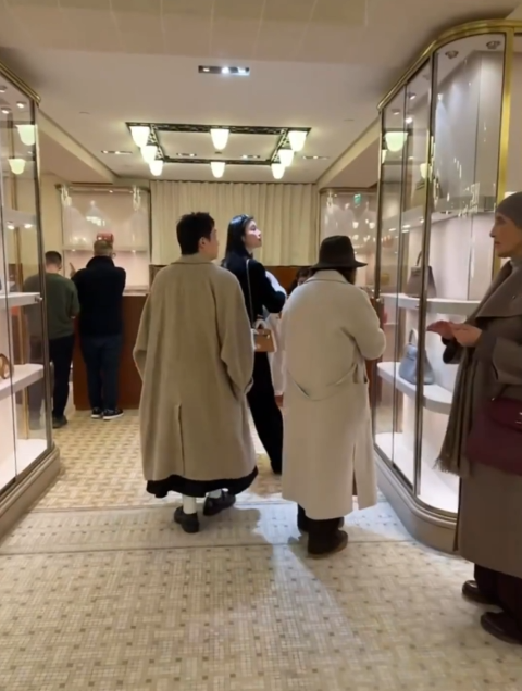 网友偶遇奚梦瑶逛爱马仕，身材高挑，又瘦又高又美 ​​​，好幸福啊！ 