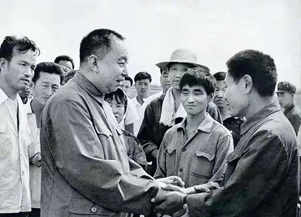 1976年8月，时任中共中央第一副主席、国务院总理的华国锋同志在唐山地震灾区慰问