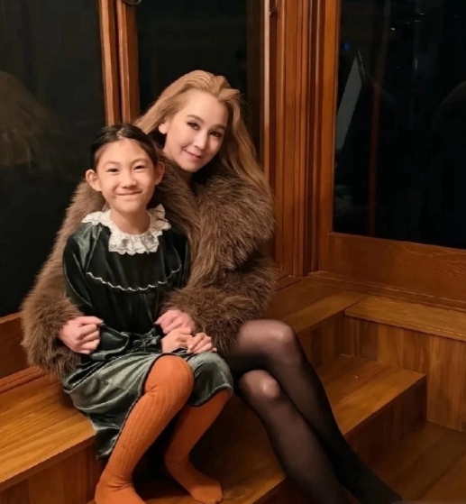 这是陈冠希妹妹和女儿同框照，陈冠希的妹妹打扮洋气，长得也很大气漂亮。 ​​​
