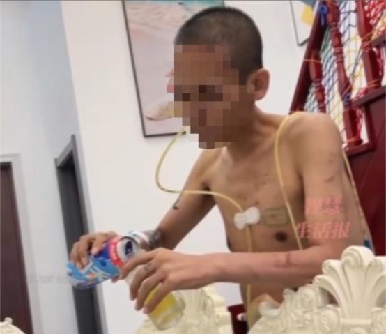 “这是想开了！”2023年，男子身患癌症晚期，无力回天放弃治疗后，他买了一箱啤酒