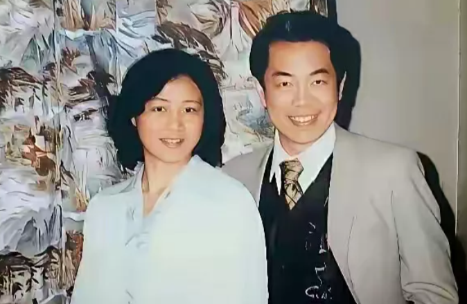 著名作家范曾的第三任妻子人到中年，也比那些人到中年的欧洲国家王妃漂亮。
一直有人