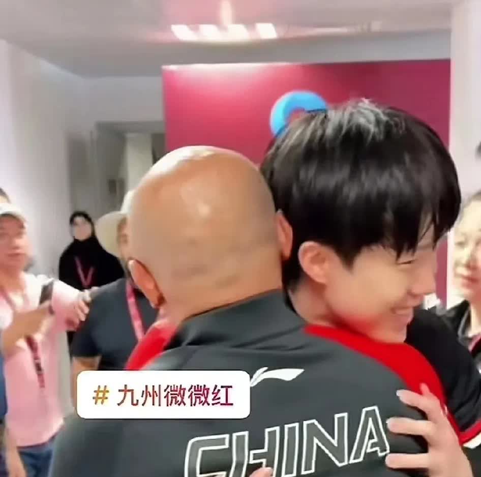 头哥夺冠，他肖爹激动的哭了，眼睛红红的，鼻子红红的，高兴的跟头哥拥抱了两次！
