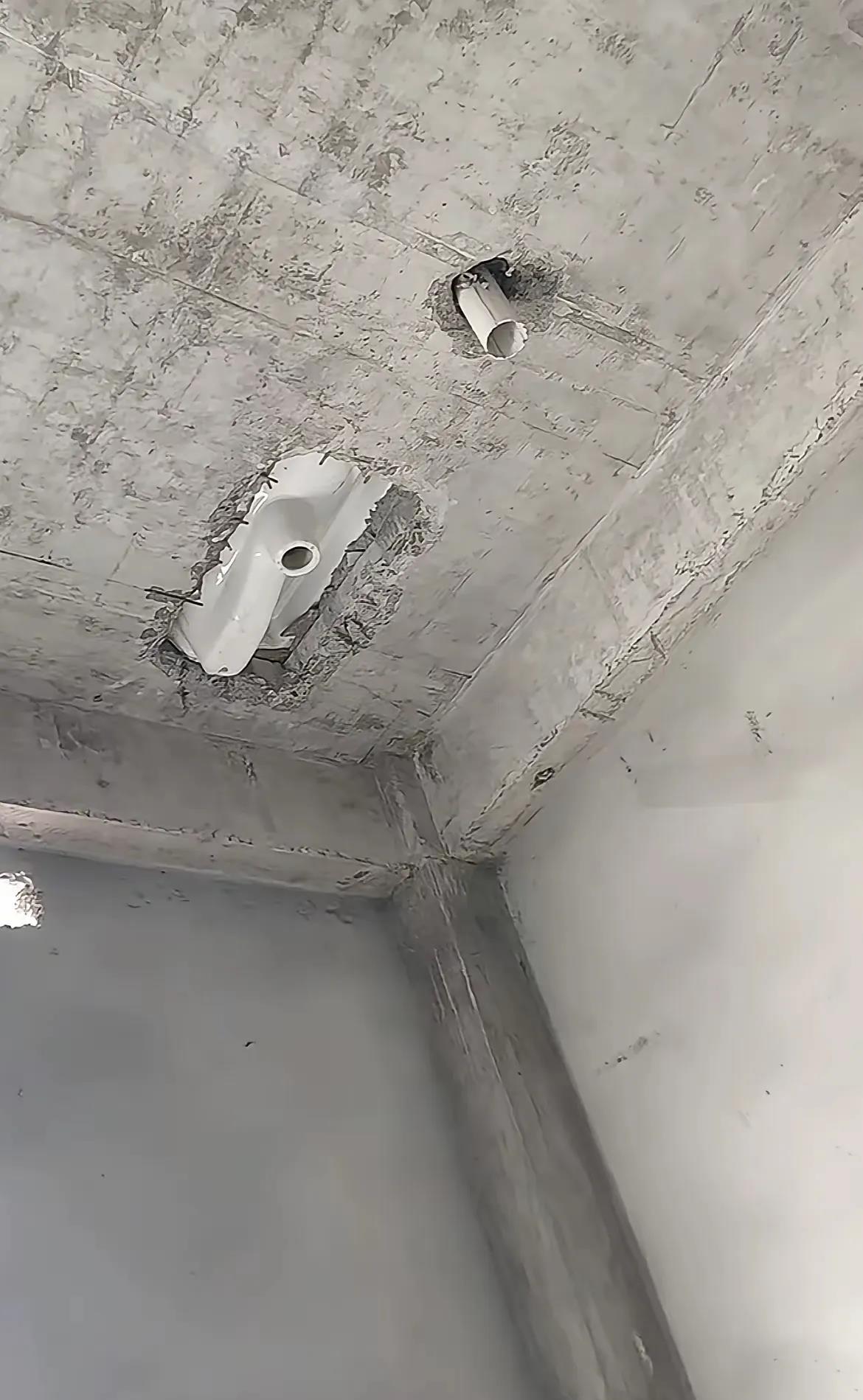 楼上的这户人家，到底是楼面太薄了，还是你槽挖的太深了?楼面都给干穿了，这让楼下的
