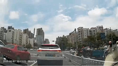 看到前车贴着实习标就理解了[捂脸]