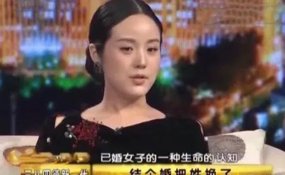 2012年，主持人杨柳和音乐家哈辉结婚，结婚当晚他就对妻子说：“女人应该3从4德