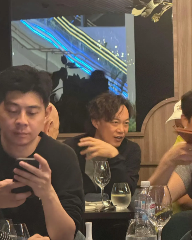 悉尼偶遇陈奕迅，50岁的卷发老baby本人超级年轻。