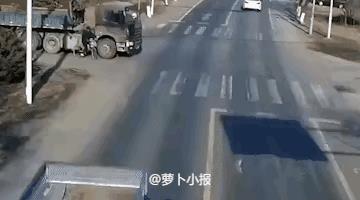 奇迹！一辆骑自行车者被大货车卷入车底下，他竟从大货车底下活着出来。
一天，一辆大