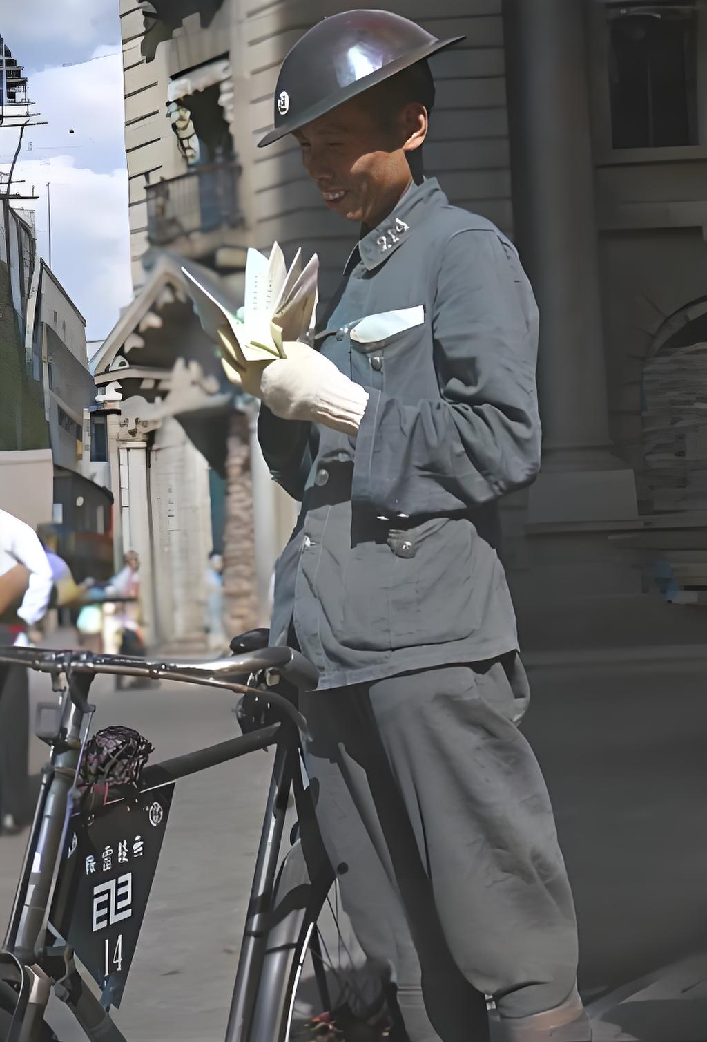 这是民国时期上海街头的场景，人物是身着制服、戴钢盔的送货人员。他站在自行车旁，手