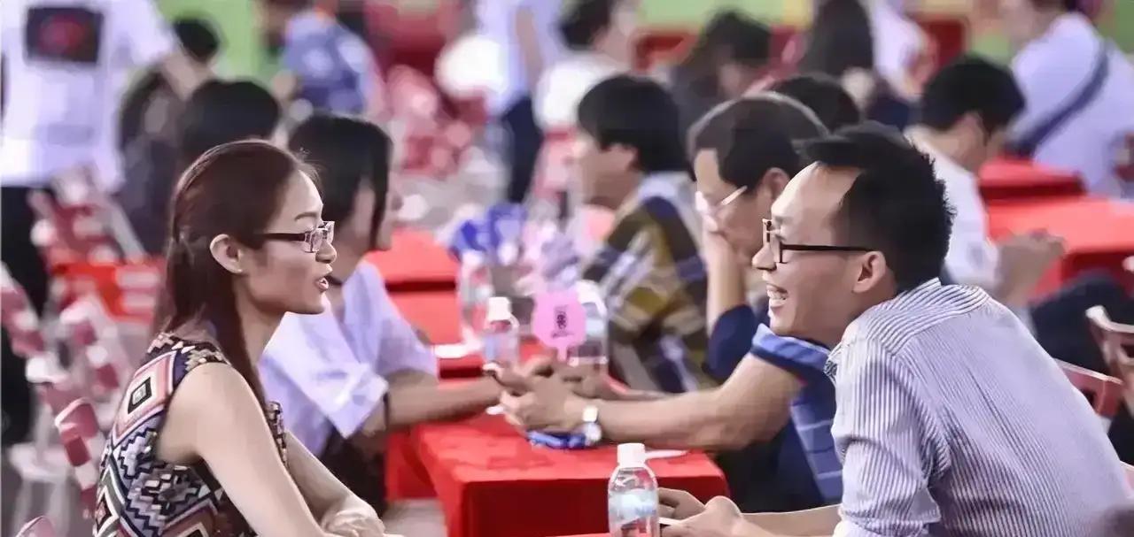 有些相亲对象，会用制造焦虑的方式，逼你就范，比如：“咱们要珍惜机会，年纪都不小了