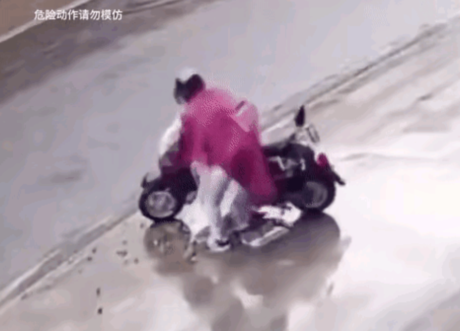 监控实录行窃者的狼狈行径……
    如今城乡道路交通到处都有录像监控，这对交通
