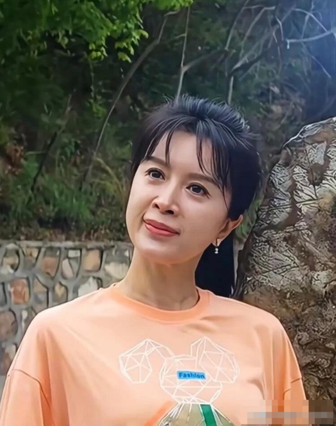 岁月不饶人，她年轻时可是红极一时的古装美人，比傅艺伟还受欢迎，当初美艳众人的孔雀