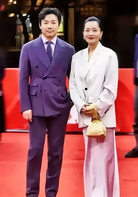 有俩演员，那低调劲儿我是真喜欢！先说说这位，气质比颜丙燕还出众，走红毯规规矩矩，