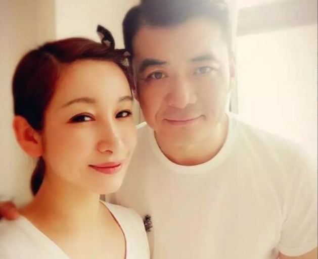 2011年，王新军向秦海璐表白，秦海璐一口回绝，怒斥道：“你有老婆孩子，难道还想