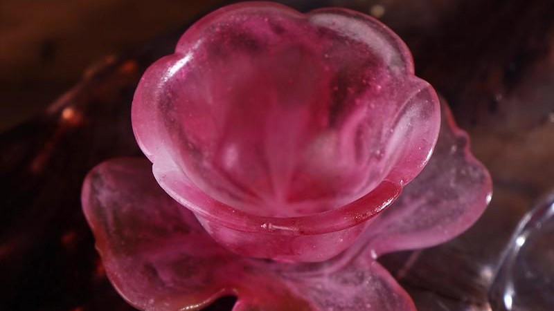 粉彩温柔，透紫清雅：一双琉璃海棠杯，照见东方茶席的两种风骨