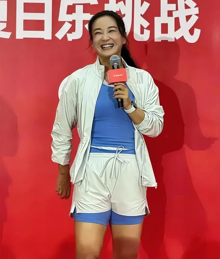 认识一下，

新演员，新导演，贾玲！

​先胖让大家都认识她，再瘦下来美