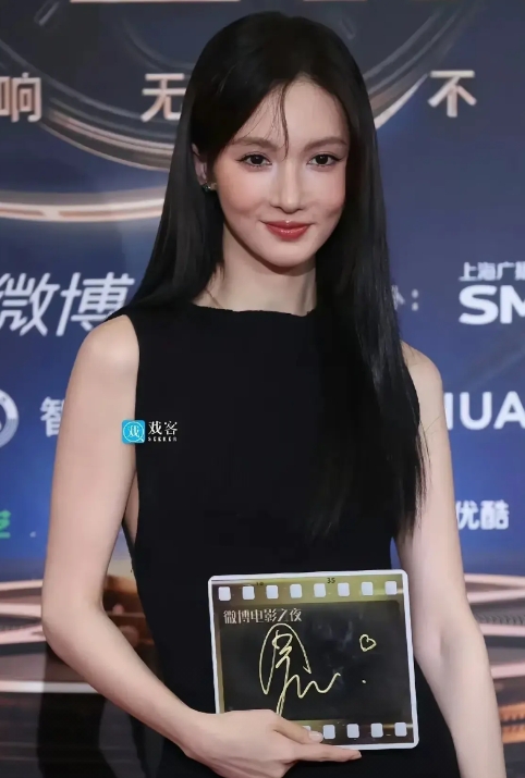 笑死人了，网友调侃金晨的脸：苹果肌在脸上各演各的。

别的女明星都是靠颜值取胜，