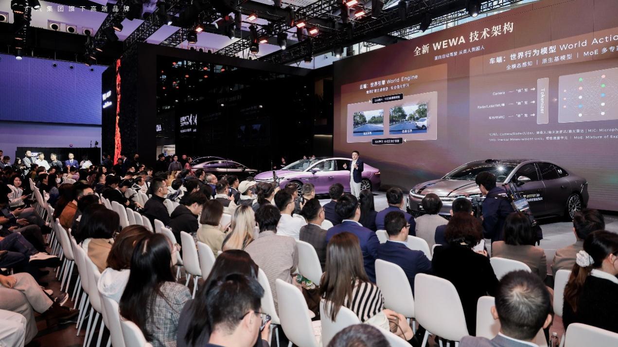 华系双智旗舰轿车，广汽昊铂A800内饰首发，为高速L3商用冲刺