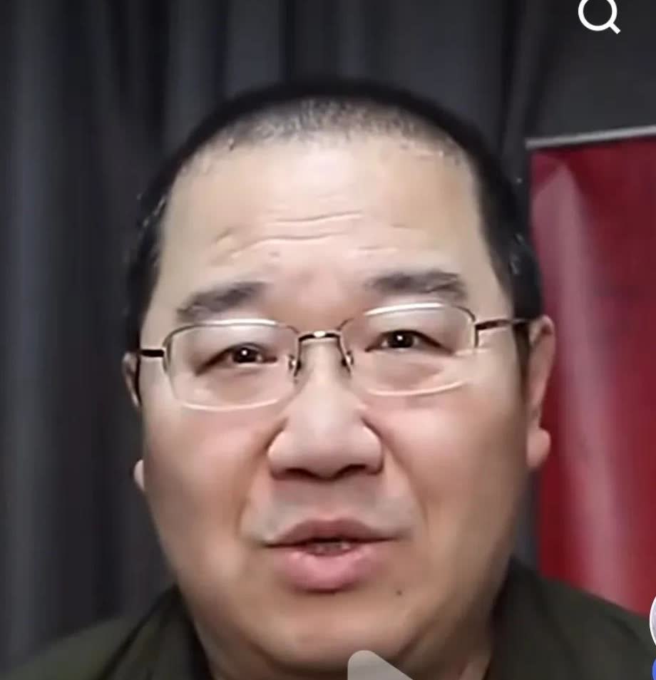 最讨厌的那副肥头胖脸的英达，开始忏悔了吗？据说他又想认巴图当儿子了？记得在一综艺