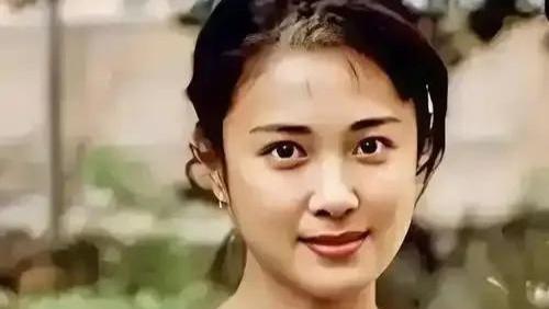 傅艺伟为李玲玉庆生，罕见露面笑容满面