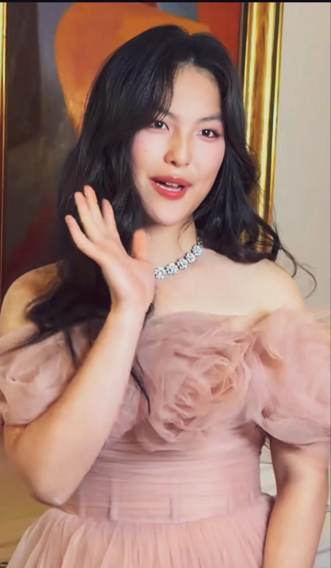 她才16岁，这种装扮真的适合她吗？孩子就应该有孩子的天真烂漫的气质！
一个花季少