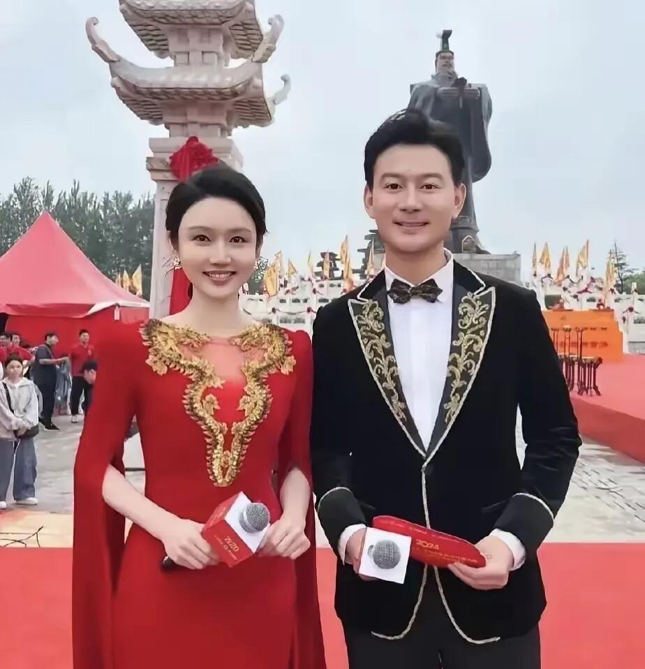 龙洋这出外景的主持妆造还挺好看的，颜色艳丽巧妙搭配，自信优雅，颜值、气质、实力集