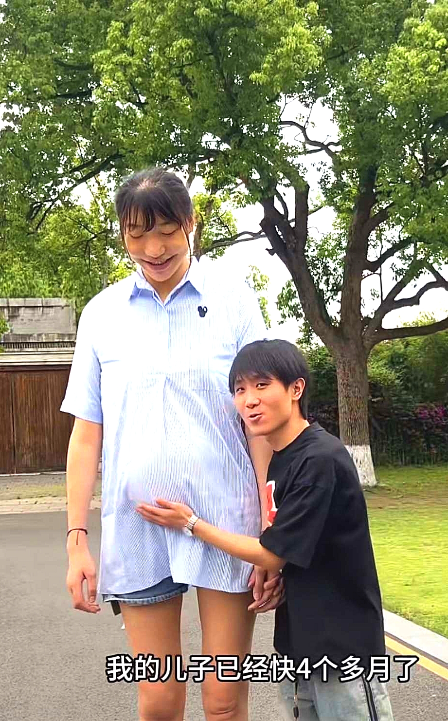 太不匹配了，这么高的女孩子是怎么看上这么小的男人的呢？