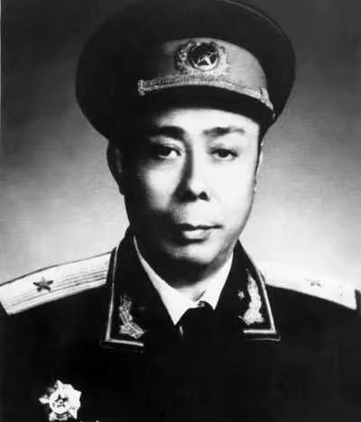 1949年，18军副参谋长率部运粮时，被大批土匪包围，一夜血战后，他却给上级发报