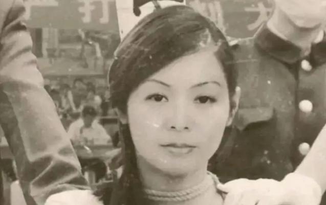 1983年，年仅25岁的“女流氓”翟曼霞跪在刑场等待被枪决，行刑前她突然对着天空