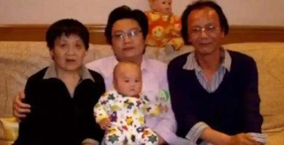 1979年，知青戴建国不顾家人的反对，硬娶痴傻的程玉风为妻，新婚夜，正当戴建国流