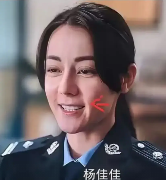 全网都在吐槽迪丽热巴新剧《利剑玫瑰》，说她颜值下滑厉害，显老，不适合演警察……