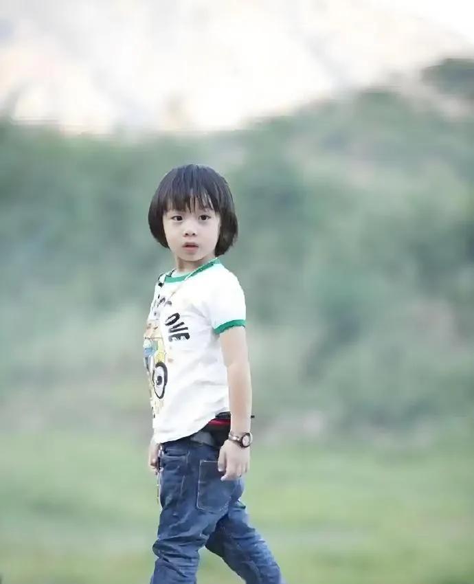 从《爸爸去哪儿》萌娃到帅气少年：Kimi的惊艳蜕变引全网热议
“时光飞逝，当年的