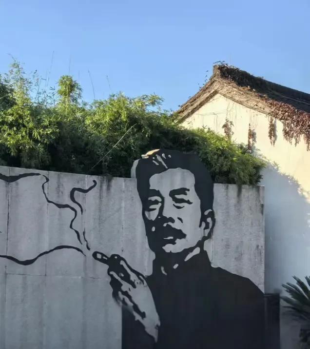 浙江绍兴鲁迅纪念馆，鲁迅夹烟的墙画被游客孙女士投诉，投诉理由：误导青少年。建议更