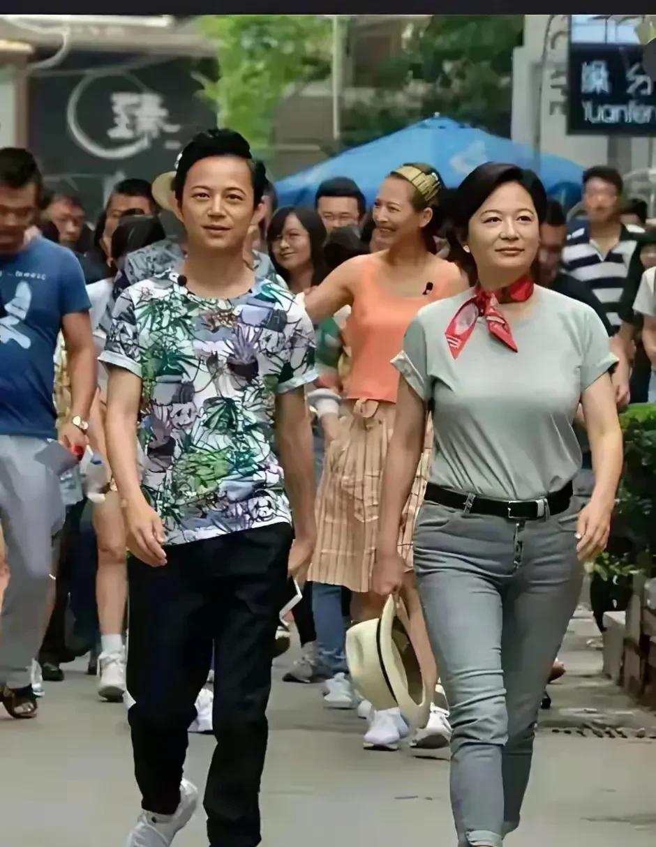 演艺界和主持界的精英，一位帅气，一位霸气，你能认出他们是谁吗？