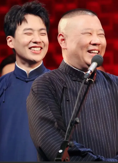 郭德纲最新回应张伯鑫夫妇来了！昨天郭德纲直播时表示:如果有一天没有人骂我了，那就