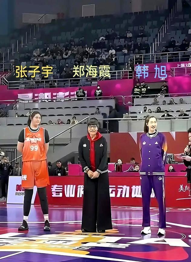 从今晚的中日女篮热身赛可以看出李梦似乎真该离队了。
其实篮球战术，关键得看临场怎