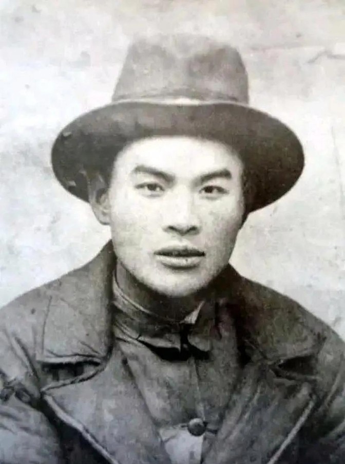 1940年，地下党崔景岳被捕后，密信落入敌人手中，但密信是一张白纸，什么都没有。