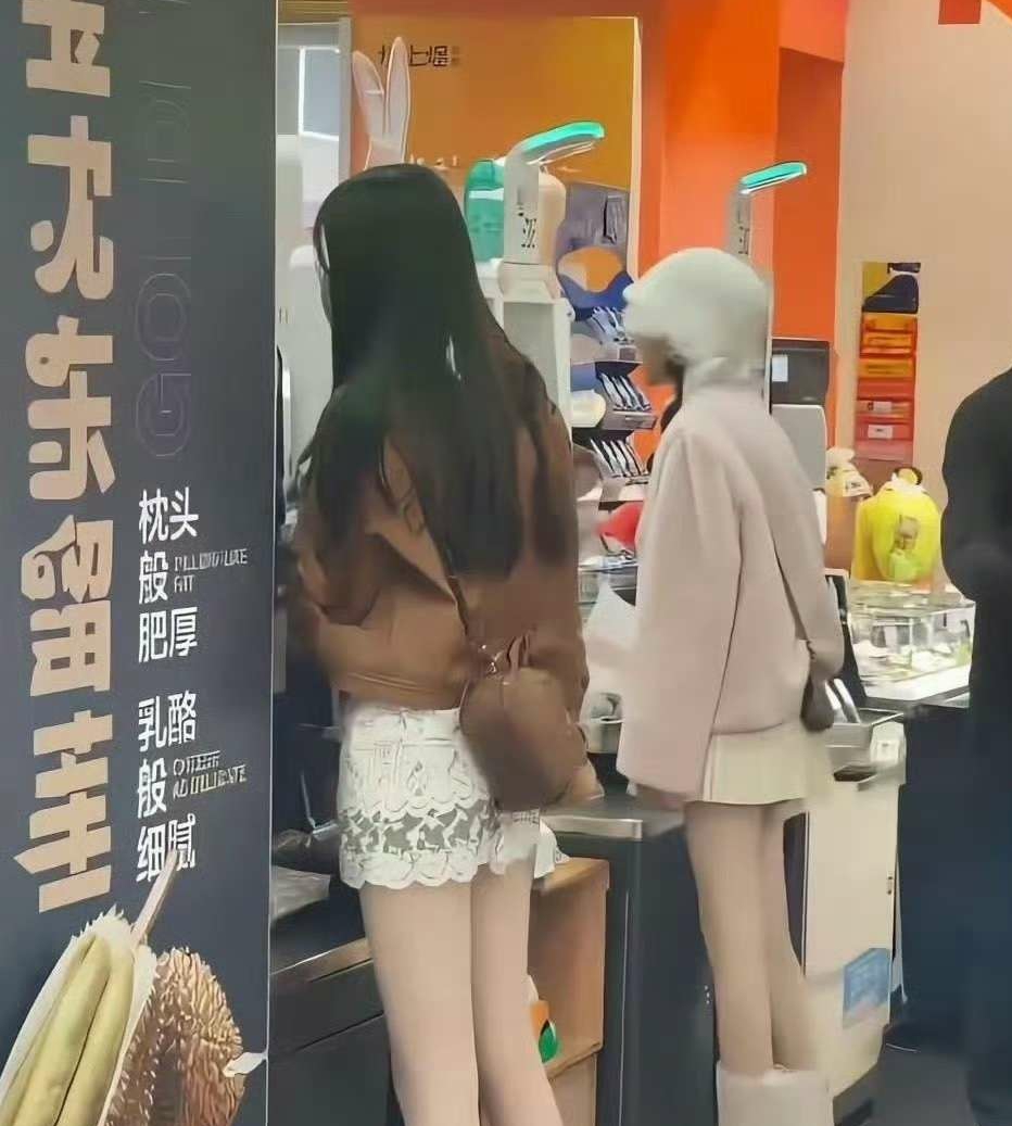 为啥现在大学生都喜欢这样穿呀，有人清楚不？