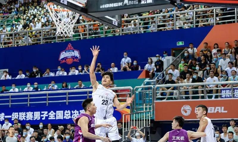 广东的三支CBA球队，都渴望得到陈国豪这位广东本土球员！
深圳男篮在上赛季遭遇了