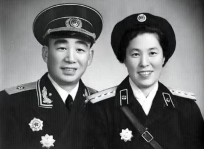 1996年，江西一位终身未嫁的老婆婆去世，可下葬时竟和开国少将合葬在了一起，旁人