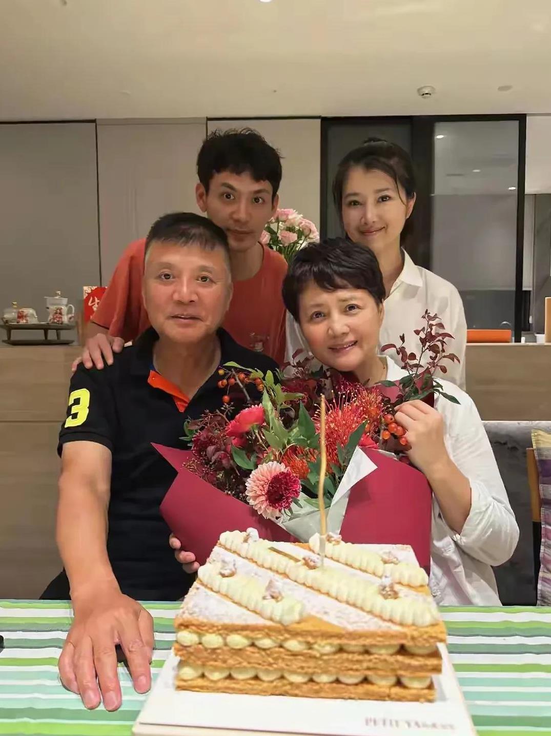 茹萍(饰上官婉儿)59岁生日过得超温馨！生日在自家客厅操办，下午3点多就开始忙活