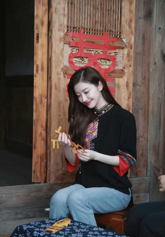 景甜真是把“人间富贵花”和“仙气”完美融合了，贵气优雅，一笑起来又清新甜美，完全